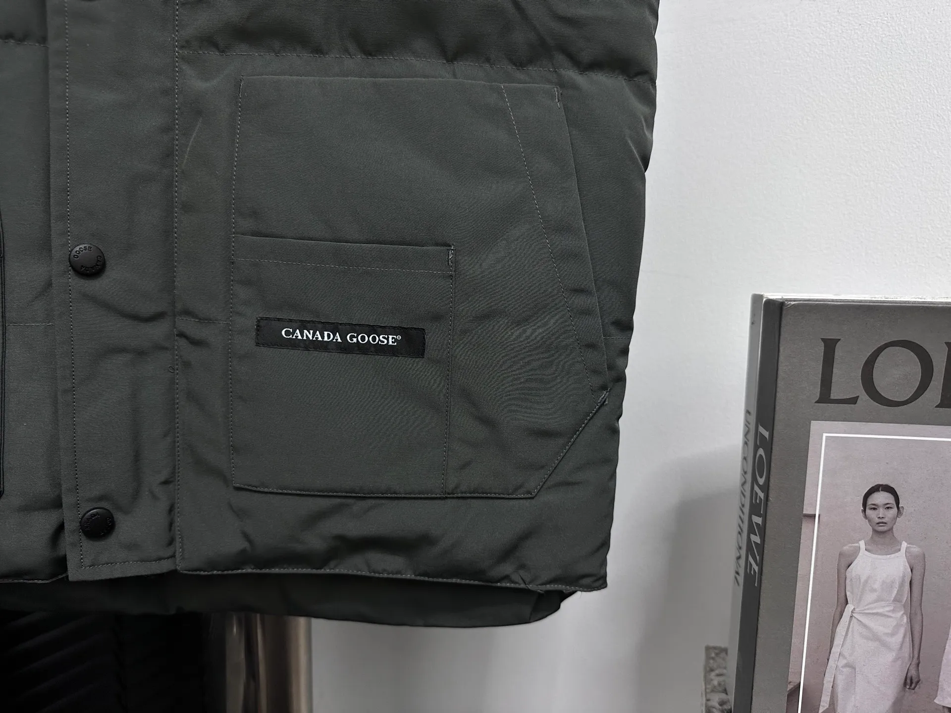P360 [Canada Goose] Canada Goose #Freestyle Crew 4154M Men’s and Women’s Vest Down# ➖ Imported Behringer embroidery machine with customized 10,000-needle embroidery logo! ➖ Imported 21-count polyester-cotton blended original fabric, using Feather-Light 10D waterproof coating fabric, made of 84.5% polyester fiber and 15.5% cotton, 100% the best feel in the entire network! ➖ The genuine official website uses the national standard 80 white duck down, and will never be misled by false claims such as 90 down or goose down! ➖ 100% nylon nylon lining with double double-layer sealing design to prevent velvet from running away. Top-grade polar fleece is used in the collar and pockets to keep warm and comfortable! ➖ Yoshida YKK provides original custom-made electroplated sliders. YKK two-way lockable zippers are tight and smooth and will not peel off paint! ➖ 3M composite original Velcro is durable, and all accessories and hardware are disassembled and customized! ⛔No slander, no exaggeration, no need for too much copywriting, because it is focused, it is professional!  SIZE: XS S M L XL XXL